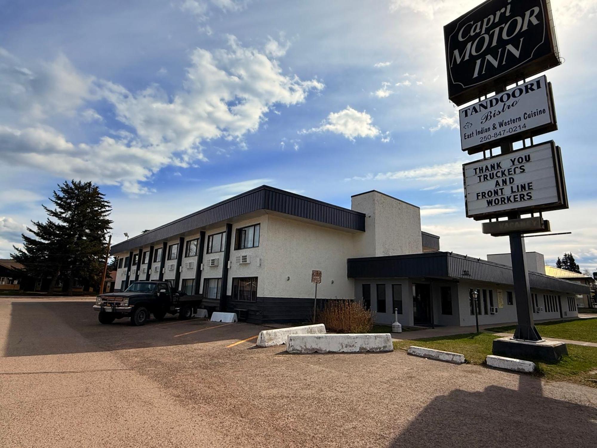 Capri Motor Inn Smithers Exterior photo