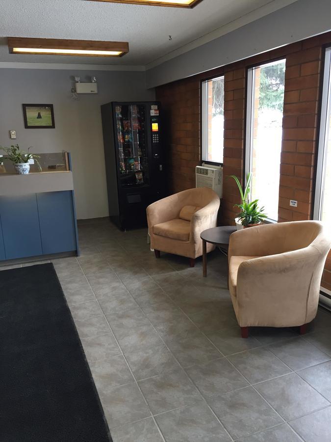 Capri Motor Inn Smithers Exterior photo